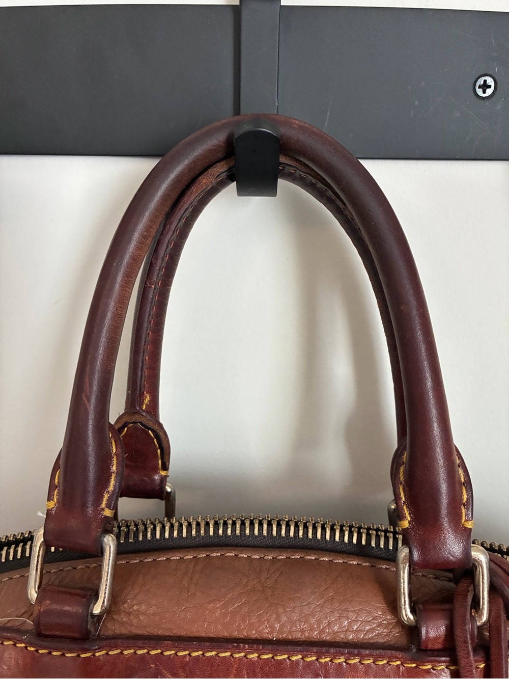 Vintage Dooney & Bourke Genuine Florentine Vachetta Leather Crossbody J0872669 - Picture 8 of 15